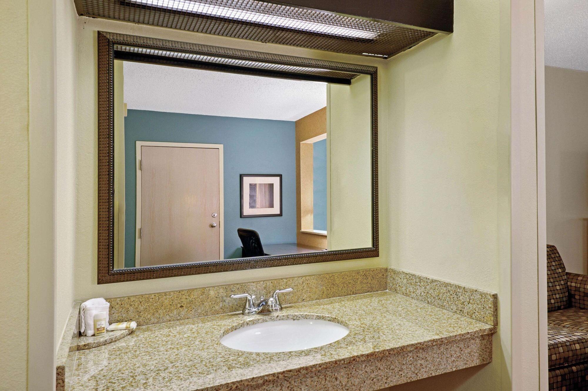 La Quinta Inn By Wyndham Columbia Se Fort Jackson Exterior foto