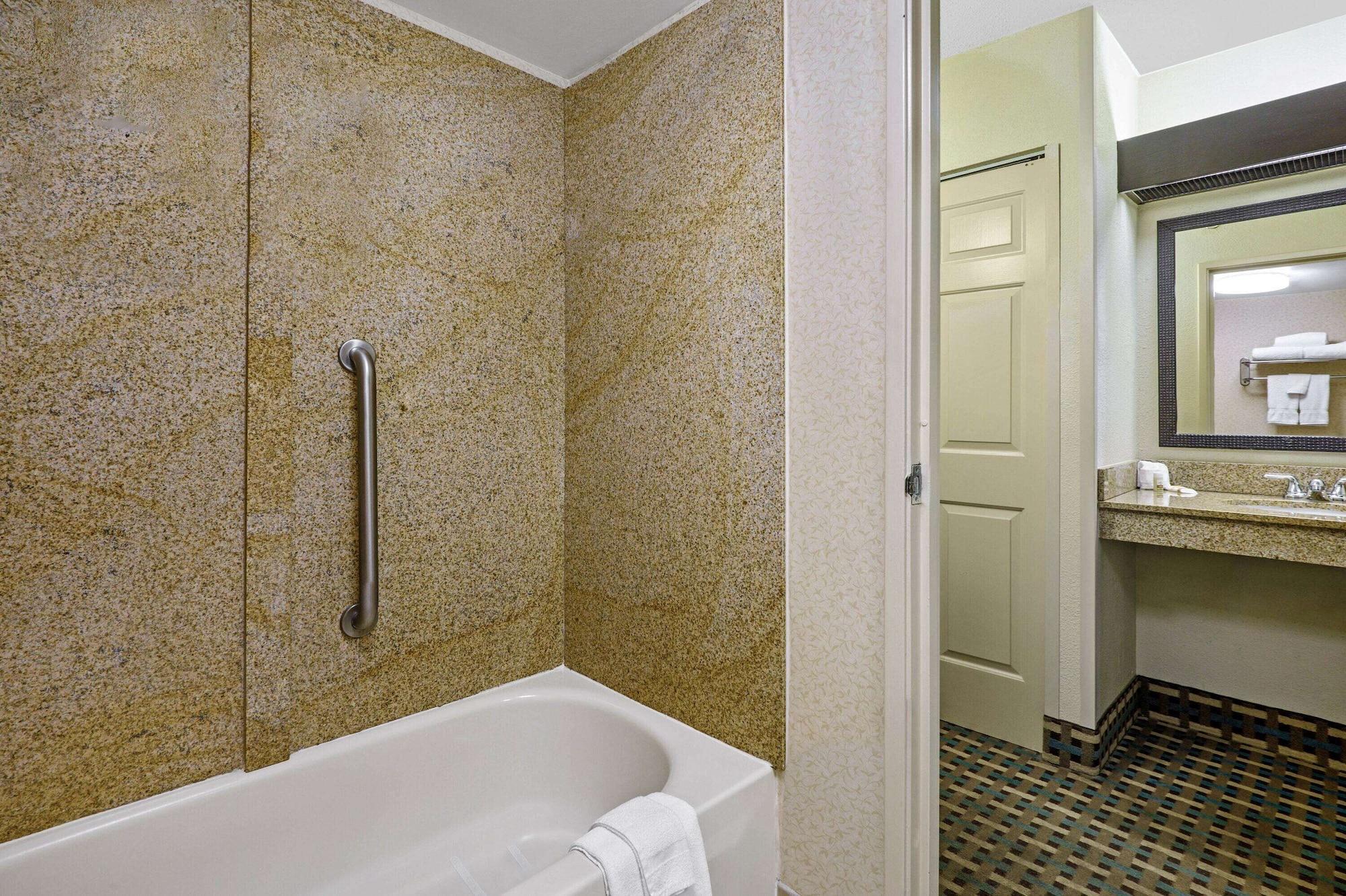 La Quinta Inn By Wyndham Columbia Se Fort Jackson Exterior foto