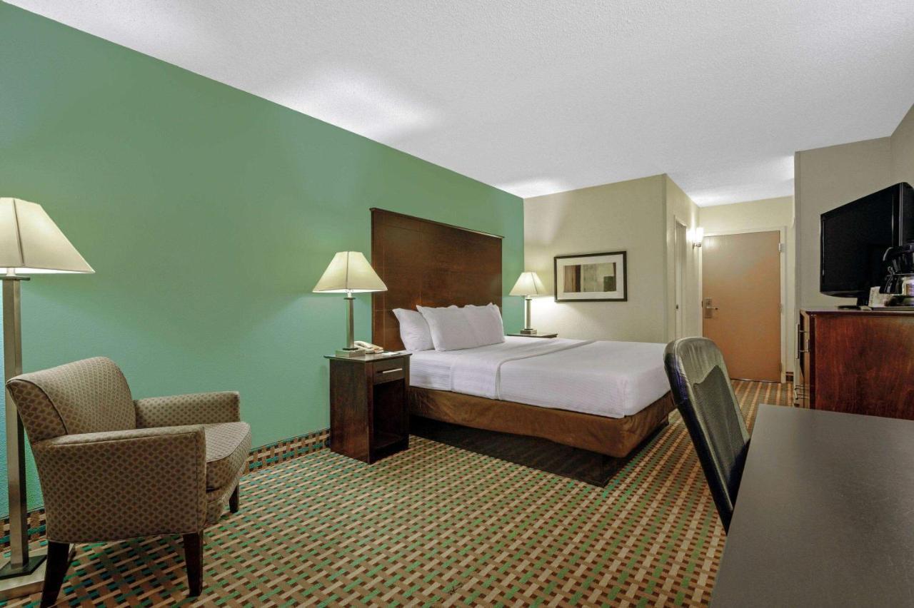La Quinta Inn By Wyndham Columbia Se Fort Jackson Exterior foto